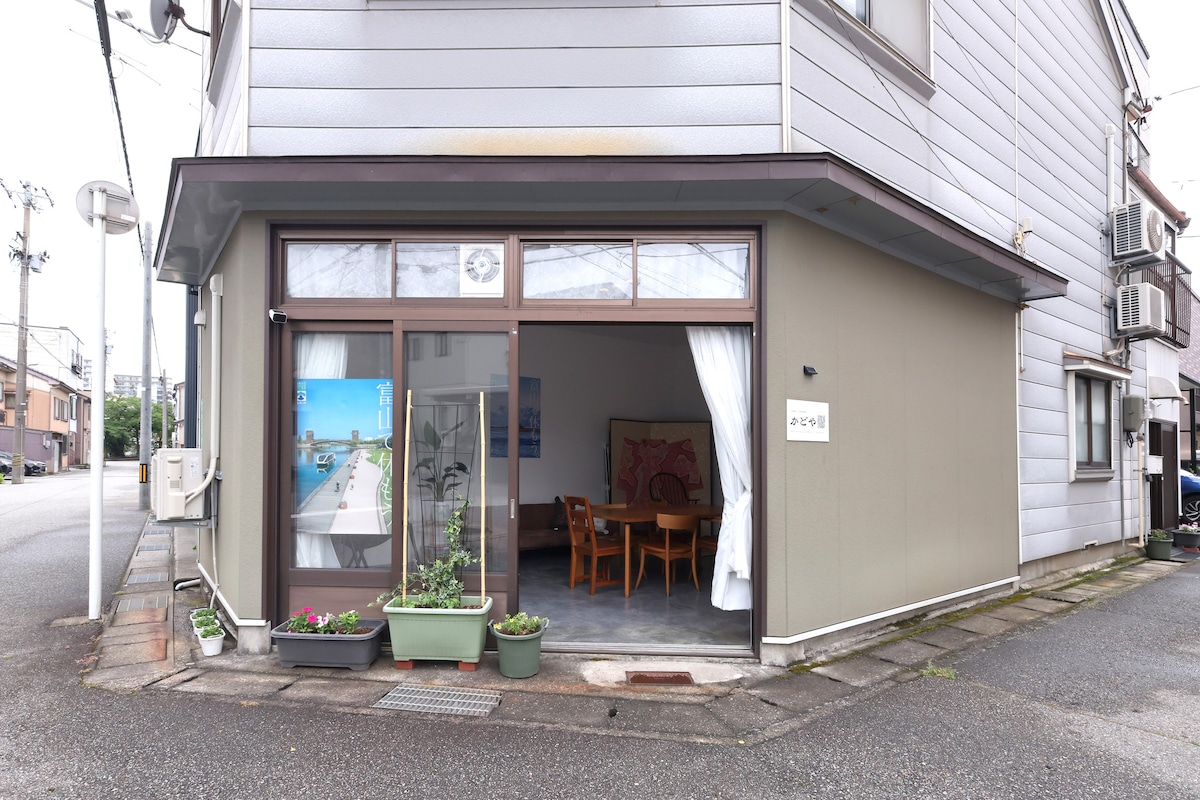 かどやの外観。町角に建つ木造家屋